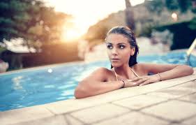 Suýt mất chồng vì chiếc quần bơi màu đen