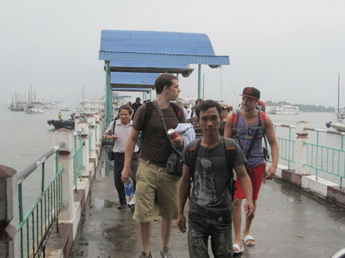 Hơn trăm du khách quốc tế bị bỏ rơi tại Hạ Long