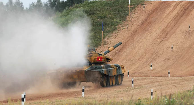 Quân đội Việt Nam vinh danh các nhà vô địch đua xe tăng từ Nga về