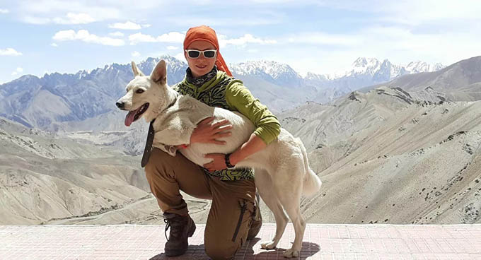 Chu du thiên hạ 1000 ngày: Nữ du khách Nga và con chó đi khắp thế giới bằng ô tô