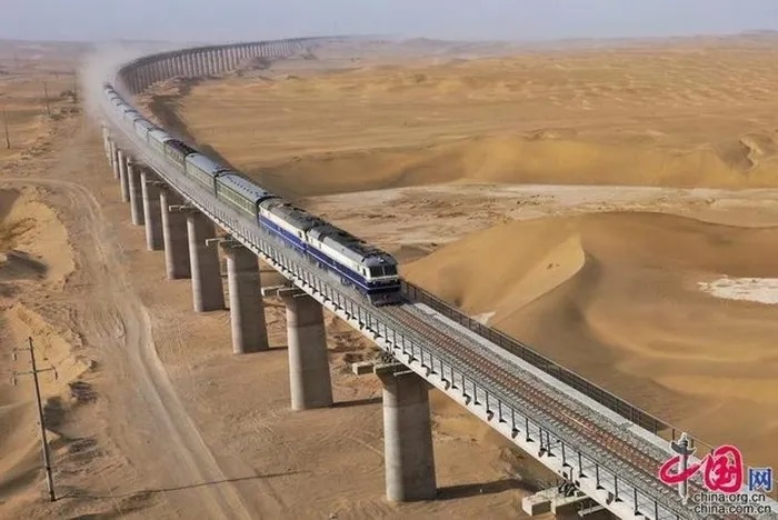 Đường sắt sa mạc: Trung Quốc chống lại sự tàn phá của hàng tỉ hạt cát bằng 'vũ khí bí mật'