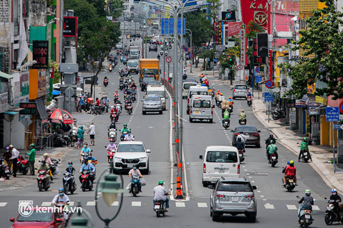 Toàn cảnh đường phố Sài Gòn chiều 22/8: Người dân hối hả mua lương thực, thuốc men trước ngày siết chặt giãn cách