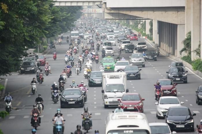 Đường phố Hà Nội ken kín phương tiện trong sáng đầu tuần