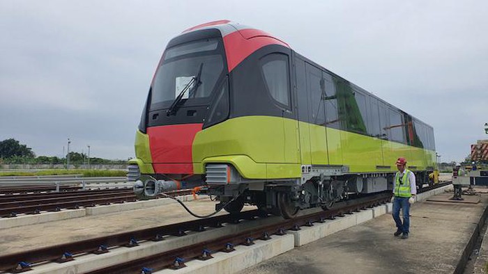 Cận cảnh thao tác đưa đoàn tàu đường sắt Nhổn - Ga Hà Nội lên ray