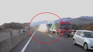 CLIP: Xe tải gây tai nạn kinh hoàng trên cao tốc ở Nhật Bản
