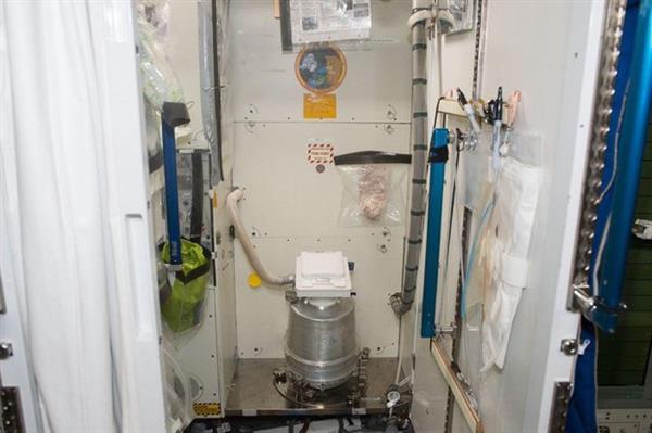 Nhà vệ sinh trên Trạm Vũ trụ bị hỏng, phi hành gia phải đóng bỉm
