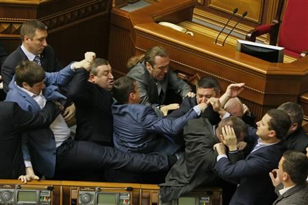 Các nghị sĩ Ukraine choảng nhau vì bất ổn leo thang