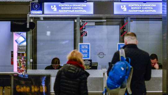 TTK LHQ nói về việc EU cấm cấp thị thực cho công dân Nga