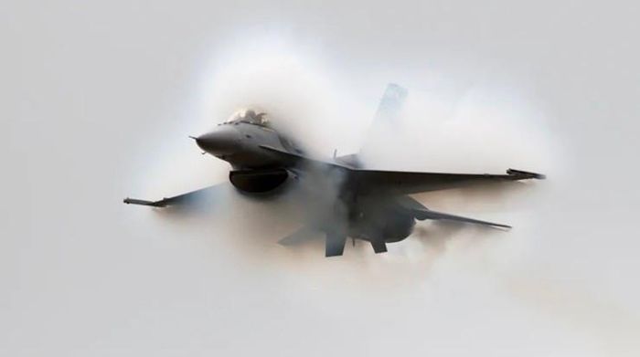 Chiến đấu cơ F-16 xuất kích tạo ra tiếng nổ siêu thanh gây hoang mang