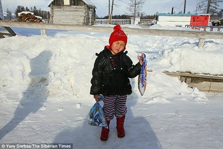 Thấy bà ngừng thở, bé 4 tuổi đi bộ gần chục km giữa tuyết tìm người giúp