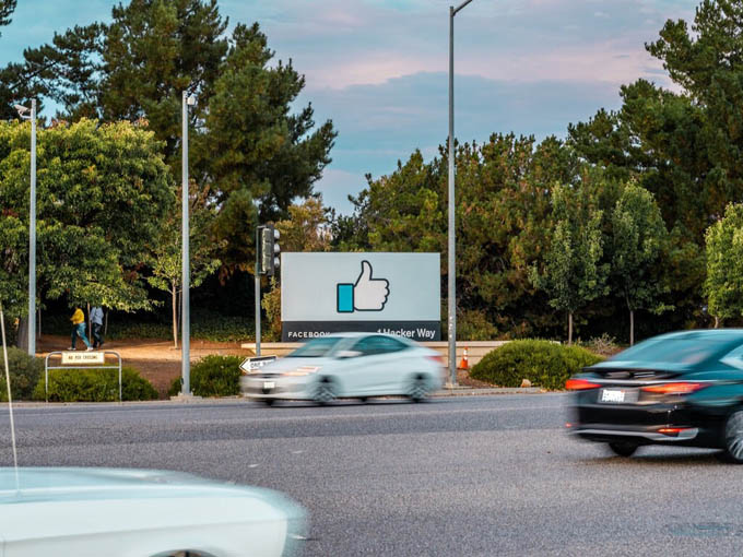 Thế giới đang quá phụ thuộc vào Facebook?