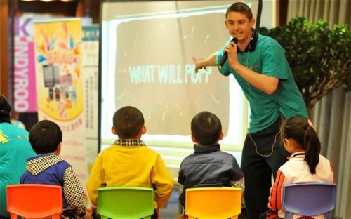 Trung Quốc trả bộn tiền thuê người nước ngoài làm 'khỉ diễn xiếc'