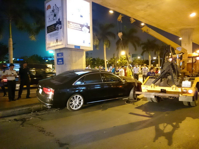 Chiếc AUDI đụng 2 xe hơi là xe đón ca sĩ Hồ Ngọc Hà