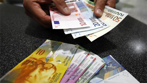 Thụy Sĩ bỏ tỉ giá hối đoái giữa đồng Franc và Euro, thị trường chao đảo