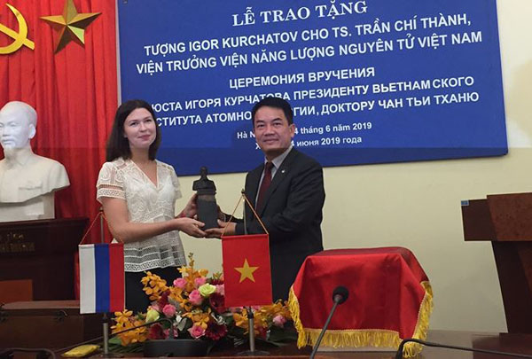 Nga trao tặng tượng Kurchatov cho nhà khoa học Việt Nam