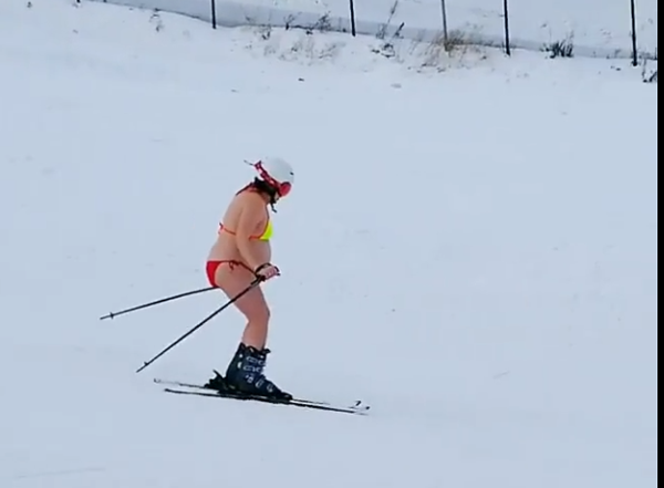Bà bầu “gây bão” vì mặc bikini trượt tuyết điêu luyện