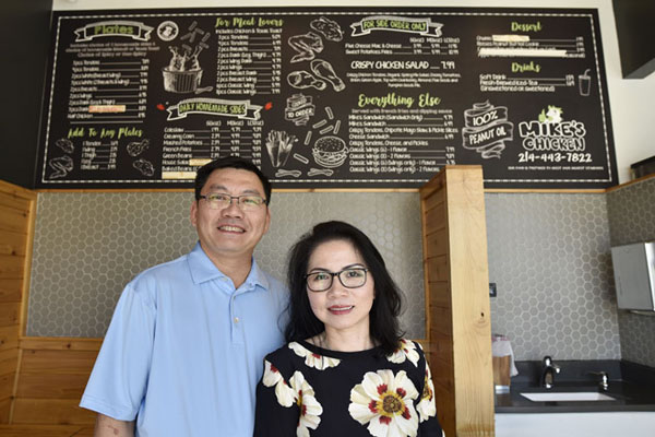Bán gà rán, vợ chồng gốc Việt xóa bỏ định kiến về di dân châu Á ở Mỹ