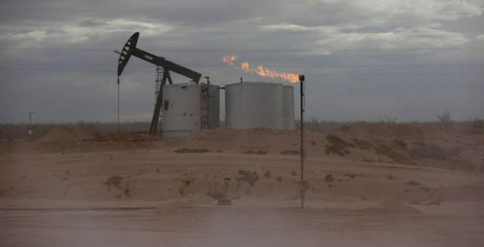 Giá dầu tăng sau khi Hạ viện Mỹ phê chuẩn gói kích thích kinh tế