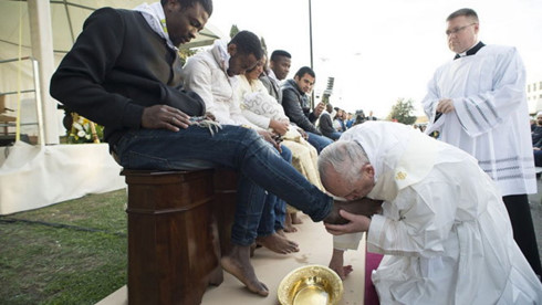 Người tị nạn khóc khi được Giáo hoàng rửa và hôn chân