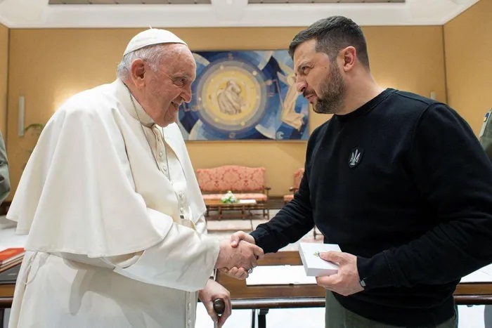 Giáo hoàng Francis nói Ukraine 'nên có lòng can đảm cầm cờ trắng' để đàm phán