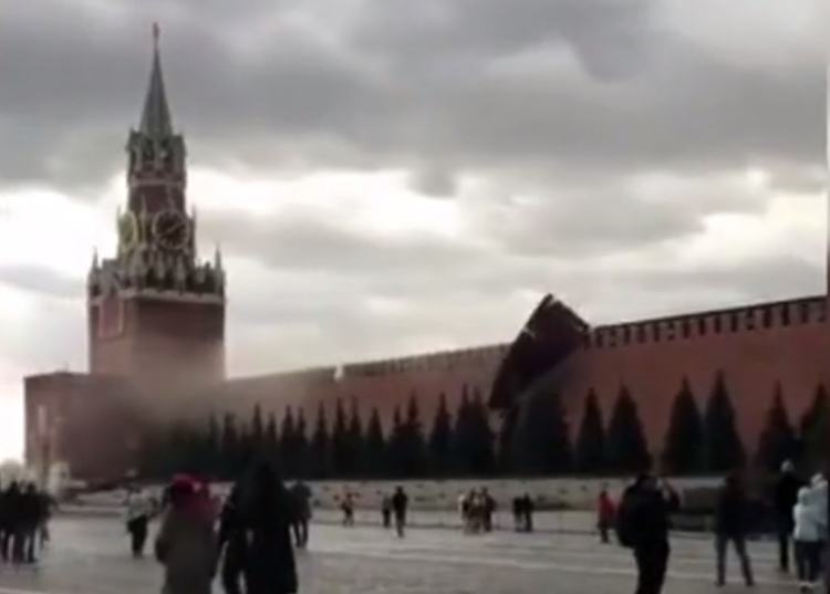 Gió mạnh thổi bay giàn giáo trùng tu tường Điện Kremlin