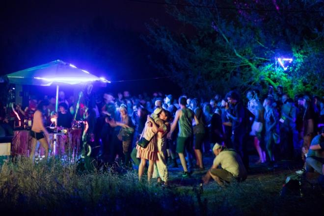 Phớt lờ COVID-19, dân châu Âu tổ chức tiệc thâu đêm ở công viên
