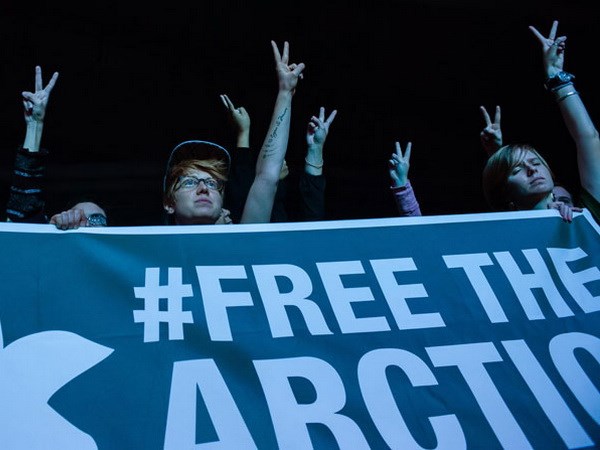 Nga thả 30 thủy thủ trên con tàu của Greenpeace