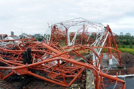 Cận cảnh tháp truyền hình bị bão đánh sập