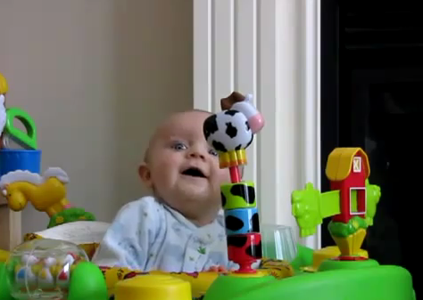 Ngôi Sao Bé 5 tháng tuổi nổi tiếng với video hài hước