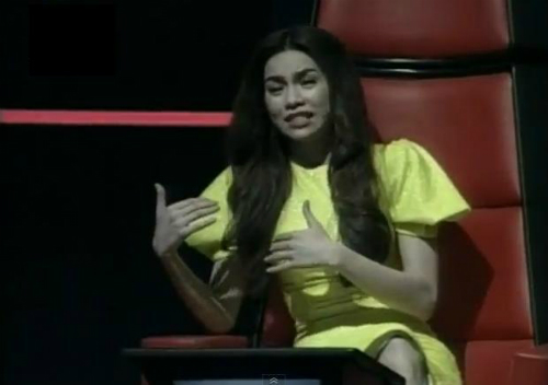 Hà Hồ gây shock khi 'tự tay vả mặt'