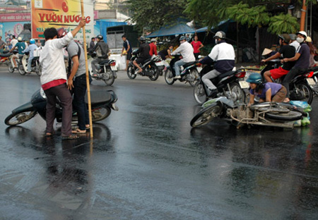Xe máy ngã hàng loạt giữa đường Hà Nội