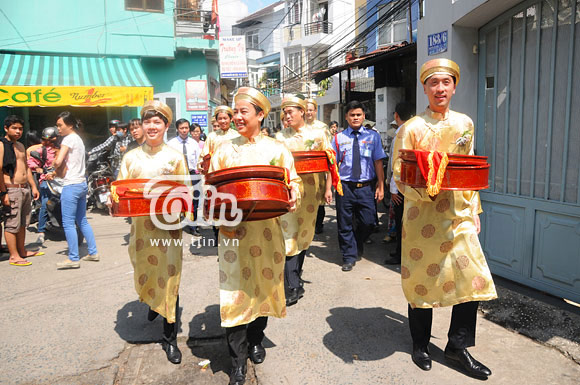 Hà Tăng cười hạnh phúc bên Louis Nguyễn và bố mẹ chồng