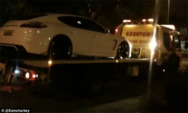 Coi thường pháp luật, Tevez bị chặn bắt xe giữa đường