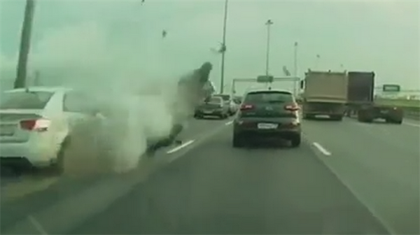 Video: Phóng nhanh, vượt ẩu và… bay
