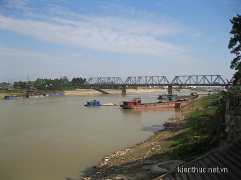 Đặt cược tử thần để lấy 'nước thiêng' thăng quan tiến chức