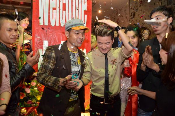 Đàm Vĩnh Hưng làm náo loạn quán trà chanh Hà Nội