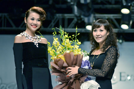 Thanh Hằng tuột áo thể hiện... đẳng cấp vedette