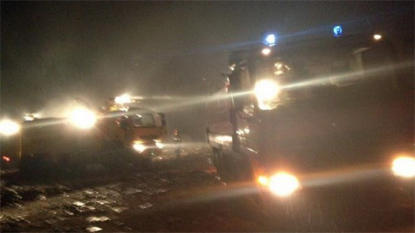 Máy bay đâm xuống nhà dân, 30 người chết