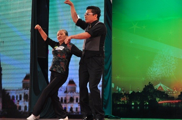 Cụ bà 60 tuổi nhảy Gangnam Style với Thanh Bạch