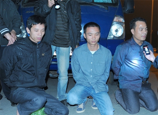 'Nói thật nhé... tôi là em họ của Thiếu tướng Công an, ở nhà còn khẩu súng nữa'