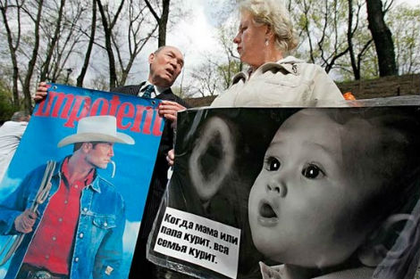 Ukraine: Hút thuốc nơi công cộng bị phạt nặng