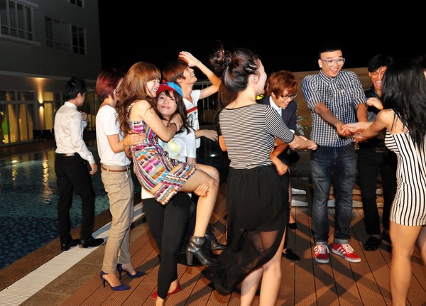 Dàn thí sinh The Voice tiệc tùng linh đình bên hồ bơi