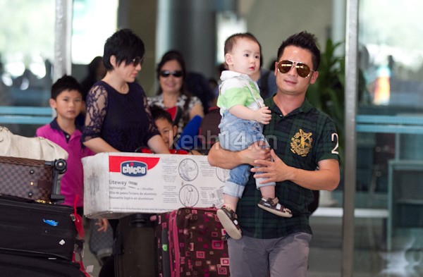Bằng Kiều bế con trai về nước chuẩn bị liveshow
