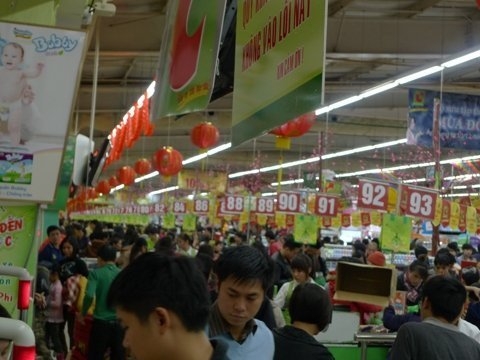 Đường phố vắng vẻ, siêu thị đông nghẹt