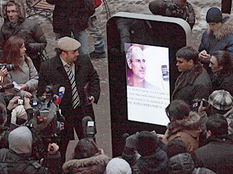 Đài tưởng niệm Steve Jobs mang hình chiếc iPhone khổng lồ ở Saint-Peterburg