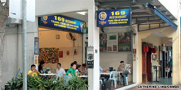 Đột nhập phố “khoái lạc” của người Việt ở Singapore