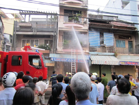 TPHCM: Giải cứu hai cháu nhỏ trong đám cháy tại căn nhà 3 tầng