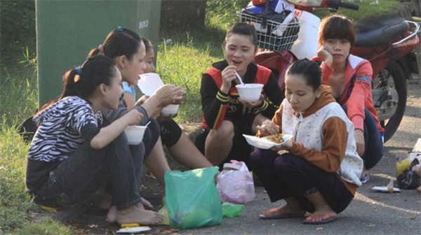 Không tăng lương: bóp bụng đi làm