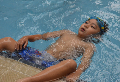 Vắng chồng, vợ Bằng Kiều đưa con đi bơi