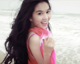 Ngọc Trinh tung clip bikini nóng bỏng